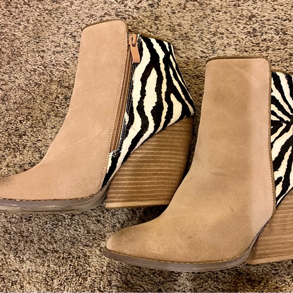 Very Volatile Leather Zebra Wedge Bootie Boots Horsehair 8 - Picture 2 of 5